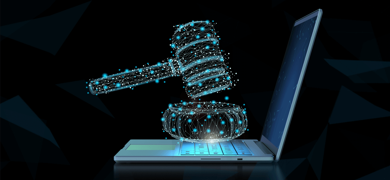 Imagem fr fundo preto com um notebook e um malhete de juiz feito com elementos azuis remetendo tecnologia