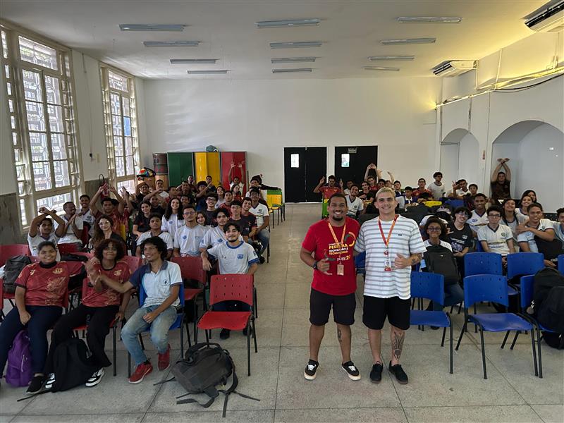 Pitangueiros falam sobre IA e Desenvolvimento na Escola Técnica Estadual do Porto Digital